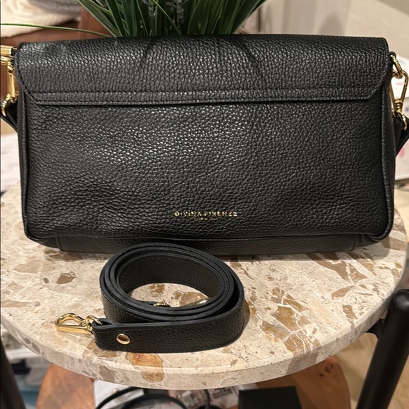Chic Divina Firenze Black Leather Crossbody Bag with Gold Accents - Picture 2 of 4